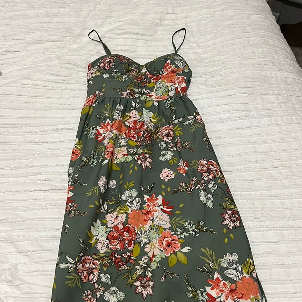Floral maxi dress with slit and pockets